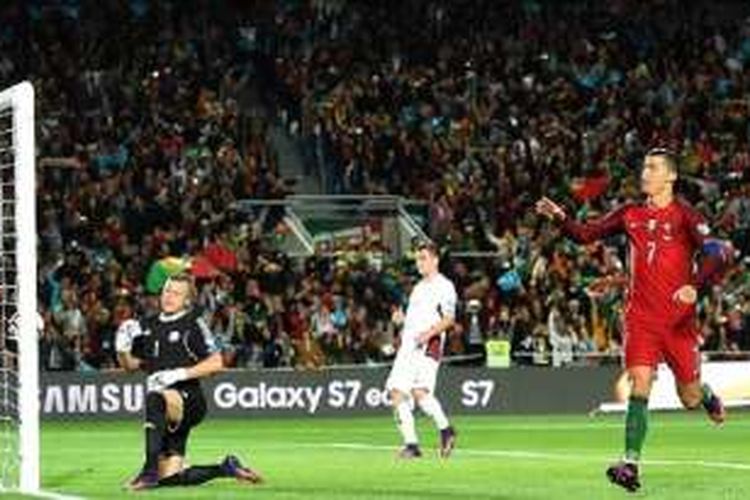 Kapten Portugal, Cristiano Ronaldo, merayakan golnya ke gawang Latvia pada kualifikasi Piala Dunia 2018, Minggu (13/11/2016).  