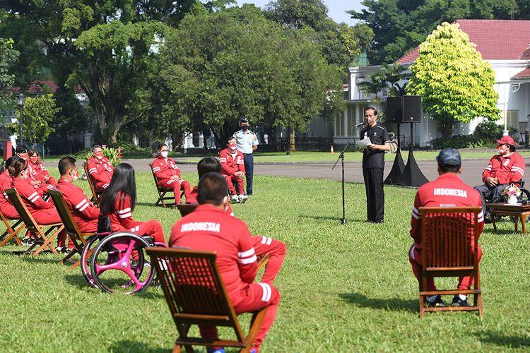Presiden Joko Widodo (kedua kanan) menyampaikan pengarahan kepada kontingen Indonesia peserta Paralimpiade Tokyo 2020 di Istana Kepresidenan Bogor, Jawa Barat, Jumat (17/9/2021). Presiden menyampaikan apresiasi dan penghargaan bagi atlet yang telah berjuang pada perhelatan Paralimpiade Tokyo 2020.