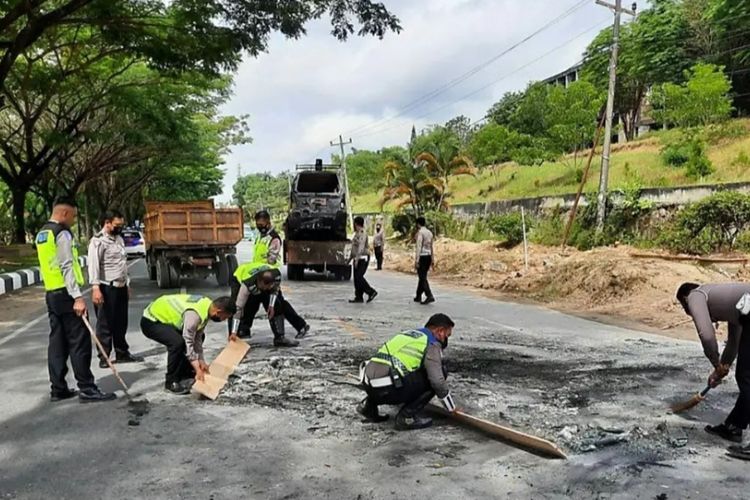 Sejumlah petugas Satuan lalu lintas tengah membersihkan lokasi bekas bentrokan antara dua kelompok di kawasan Kendari Beach Kota Kendari, Sultra pada Kamis (16/12/2021). (Foto Dokumentasi Polres Kendari)