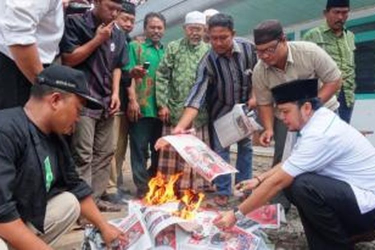 Ratusan eksemplar tabloid obor rakyat dibakar oleh Gerakan Pemuda Ansor Kabupaten Jember, Jawa Timur, Selasa (17/6/2014)