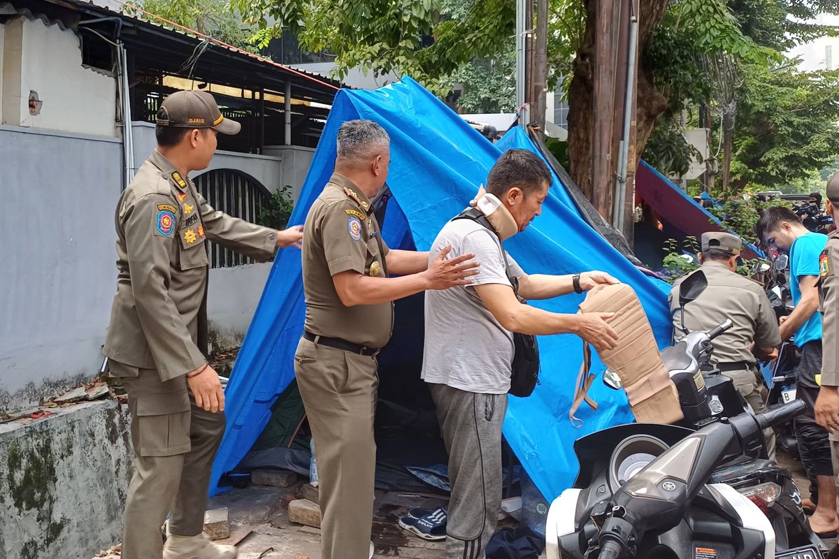 Satpol PP Jakarta Selatan saat membongkar belasan tenda pengungsi WNA yang ada di depan Kantor UNHCR, Selasa (2/7/2024).