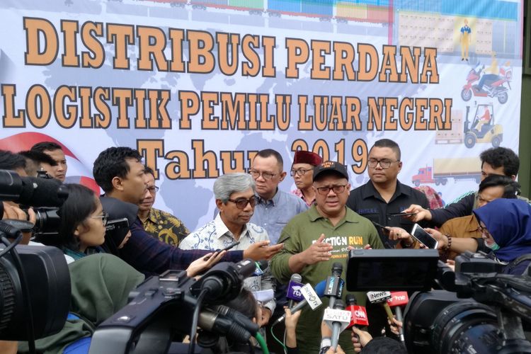 Acara Distribusi Perdana Logistik Pemilu Luar Negeri Tahun 2019 di kawasan Gudang Zoodia, Tangerang, Minggu (17/2/2019).
