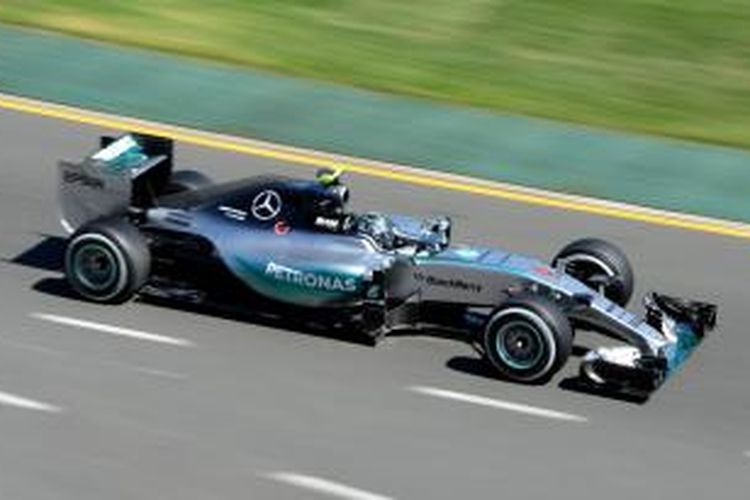Pebalap Mercedes asal Jerman, Nico Rosberg, melaju di Sirkuit Albert Park, Mlebourne, pada sesi latihan pertama GP Australia, Jumat (13/3/2015).