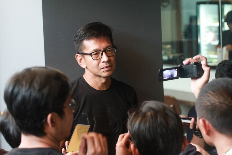 Direktur Persib Teddy Tjajono saat diwawancarai awak media di Bandung.