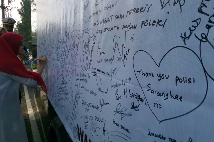 Seorang warga di Kawasan CFD Kota Bandung tengah menandatangani dukungan Polri berantas terorisme serta sebagai ungkapan duka cita atas meninggalnya lima anggota Brimob dalam insiden penyanderaan di Markas Komando Brimob, Kelapa Dua Depok, Jawa Barat, Selasa (8/11/2018).