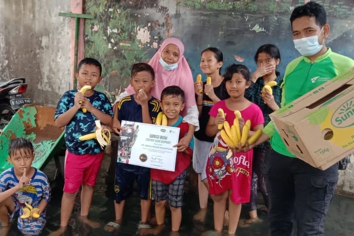 Korban banjir di Kelurahan Tegal Alur, Kecamatan Kalideres, Jakarta Barat, mendapatkan bantuan buah-buahan dari Sunpride dan Dompet Dhuafa, 22-23 Januari 2022.