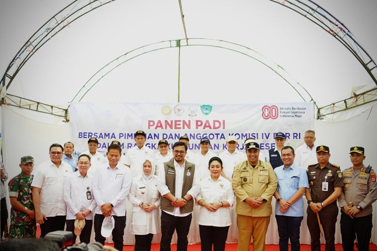 Ketua Komisi IV DPR RI Siti Hediati Soeharto (Titiek Soeharto) bersama anggota Komisi IV DPR dan jajaran setempat berfoto bersama usai melakukan panen padi di di Kecamatan
Turikale, Kelurahan Raya Kabupaten Maros, Selasa (12/8/2025). 