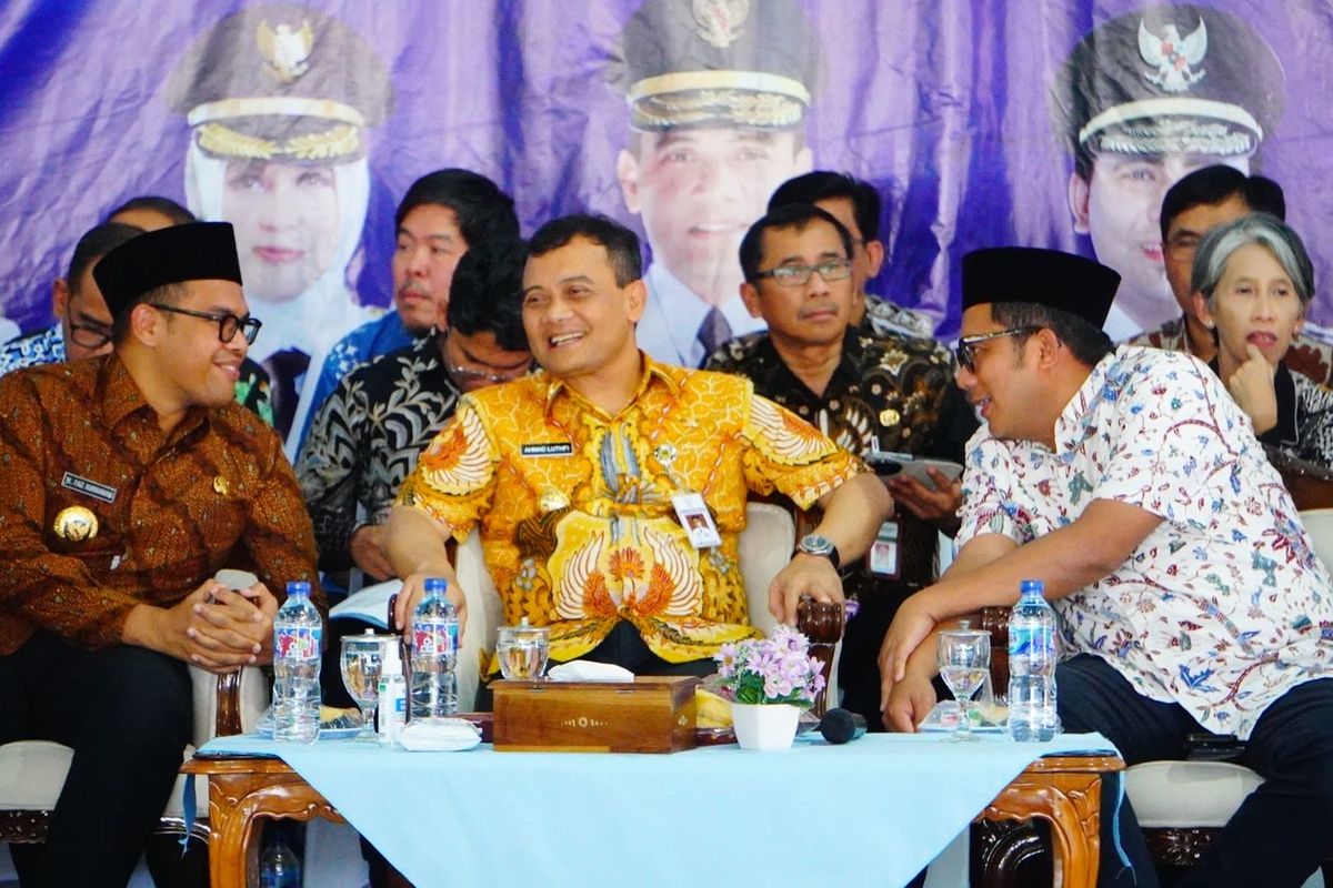 Gubernur Jateng Ahmad Luthfi dan Bupati Batang, M Faiz Kurniawan dalam forum Musyawarah Perencanaan Pembangunan Wilayah (Musrenbangwil) se-Eks Karesidenan Pekalongan di Pendapa Kabupaten Batang, Jawa Tengah (Jateng), Kamis (24/4/2025).