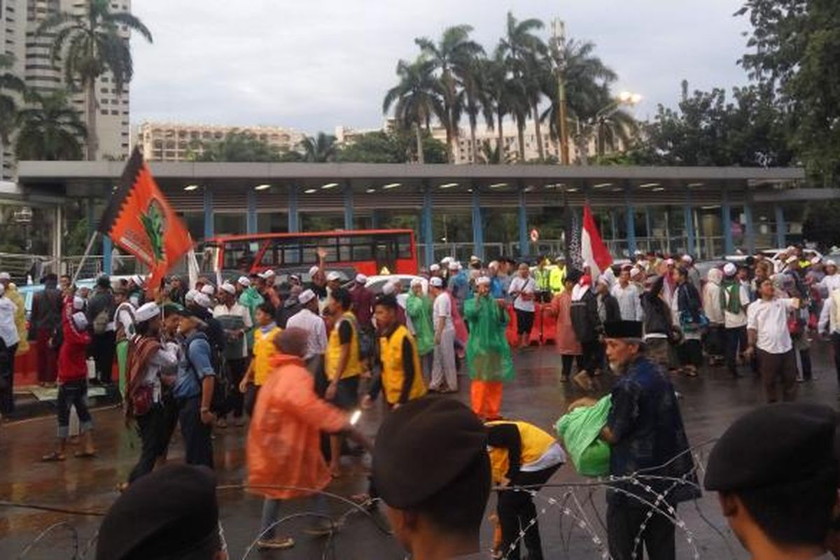 Massa Front Pembela Islam (FPI) saat mulai membubarkan diri dari depan Mapolda Metro Jaya, Jalan Jenderal Sudirman, Jakarta Selatan, Rabu (1/2/2017).