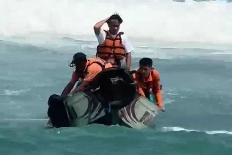 2 Wisatawan Terseret 'Rip Current' di Pantai Sundak, Berhasil Diselamatkan Petugas