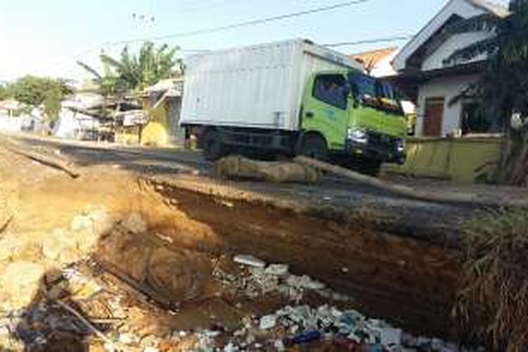 Jalan amblas di Desa Montok Kecamatan Larangan membahayakan bagi warga yang hendak balik lebaran karena tidak ada rambu-rambu peringatan khususnya di malam hari.