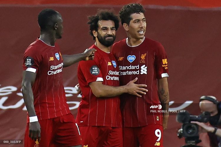 Sadio Mane (kiri) dan Roberto Firmino (tengah) ikut merayakan gol Mohamed Salah (tengah) pada laga Liverpool vs Crystal Palace di Stadion Anfield dalam lanjutan pekan ke-31 Premier League, kasta teratas Liga Inggris, Rabu (24 Juni 2020).