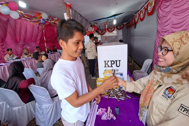 Warga diberi hadiah cokelat usai menggunakan hak pilihnya di TPS) 10 Desa Klahang, Kecamatan Sokaraja, Kabupaten Banyumas, Jawa Tengah, Rabu (14/2/2024).
