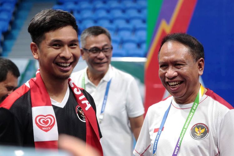 Petenis andalan Indonesia, Christopher Rungkat, bersama Menteri Pemuda dan Olahraga Republik Indonesia, Zainudin Amali, usai final tenis ganda campuran SEA Games 2021, Jumat (20/5/2022).