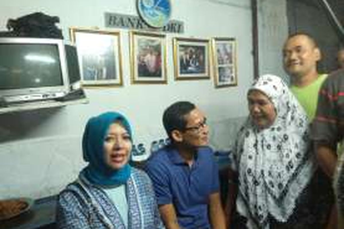 Sandiaga Uno makan siang di Warteg Bu Haji Juna di Masjid Sunda Kelapa, Jakarta Pusat, Rabu (20/7/2016).