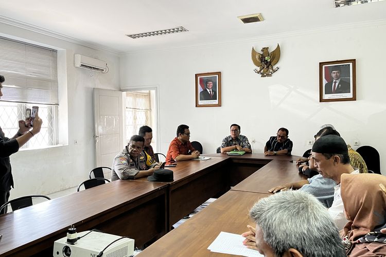Suasana mediasi yang digelar Wakil Wali Kota Surabaya Armuji dalam dugaan kasus PHK sepihak dan tunggakan gaji karyawan PT Kasa Husada Wira Jatim, Senin (15/9/2025).