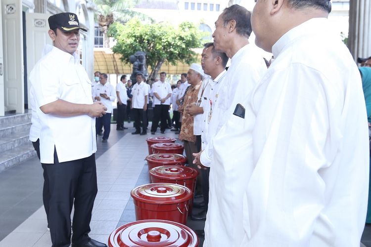 Wali Kota Semarang Hendrar Prihadi saat menyerahkan wastafel portable secara simbolis di Lobby Kantor Wali Kota, Rabu (18/3/2020).

