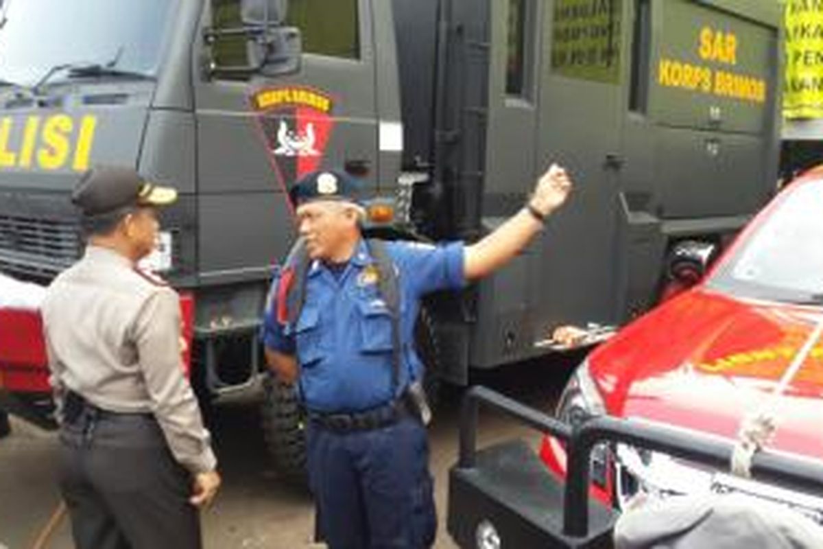 Kapolda Metro Jaya Inspektur Jenderal Tito Karnavian mengecek kendaraan untuk antisipasi banjir, Lapangan Ditlantas Polda Metro Jaya, Jumat (27/11/2015).