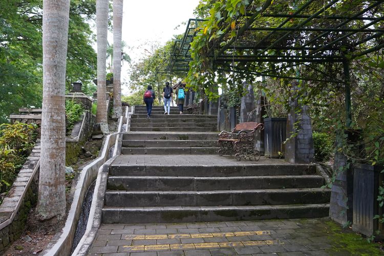 Tangga menuju Ratu Boko di Yogyakarta, Jumat (17/12/2021).