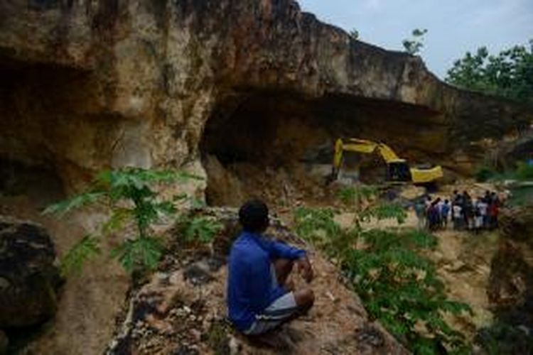 Warga menyaksikan proses jenazah Jumadi (70) penambang batu kapur yang tewas tertimpa longsoran di Desa Tanggungharjo, Kecamatan Tanggungharjo, Kabupaten Grobogan, Jawa Tengah, Rabu (18/12). Kondisi tebing kapur labil rawan runtuh menyebabkan proses evakuasi yang dilakukan SAR berjalan lama. 