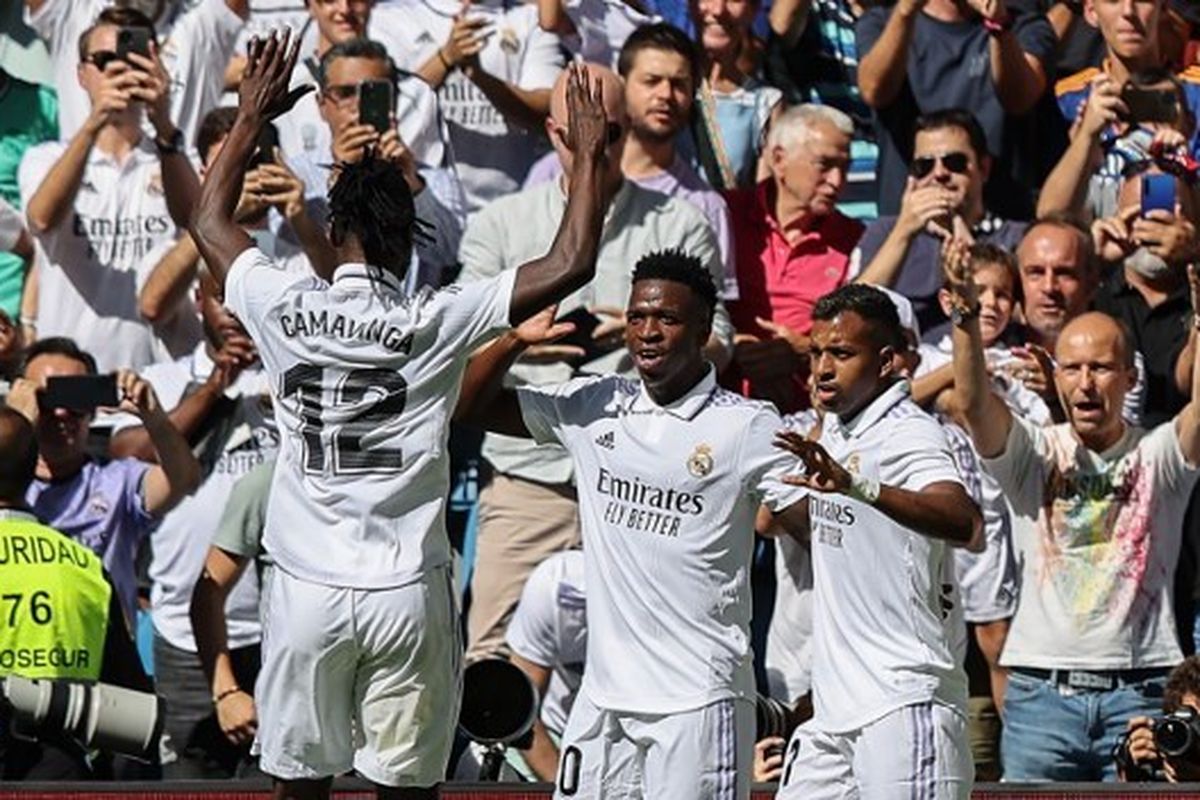 Vinicius Junior (tengah) merayakan gol bersama Rodrygo (kanan) dan Eduardo Camavinga (kiri) dalam laga Real Madrid vs Real Betis pada pekan keempat Liga Spanyol 2022-2023 yang digelar di Stadion Santiago Bernabeu, Sabtu (3/9/2022) waktu setempat. Camavinga berpeluang main sebagai bek kiri saat Madrid jumpa Real Sociedad, Senin (30/1/2023) dini hari WIB.