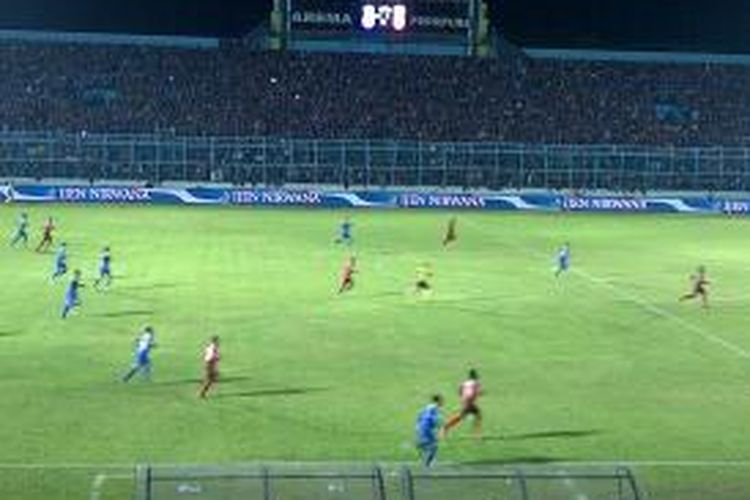 Arema Cronus vs Persipura Jayapura, dalam laga delapan besar kompetisi Indonesia Super League (ISL) 2014, di Stadion Kanjuruhan, Kabupaten Malang, Jawa Timur, Minggu (12/10/2014).