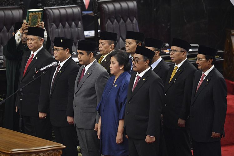 Ketua MPR periode 2019-2024 Bambang Soesatyo (kiri) dan sembilan pimpinan MPR lainnya mengucapkan sumpah jabatan saat pelantikan di ruang rapat Paripurna MPR, Kompleks Parlemen, Senayan, Jakarta, Kamis (3/10/2019). Sidang Paripurna tersebut menetapkan Bambang Soesatyo sebagai Ketua MPR periode 2019-2024 dengan Wakil Ketua, Ahmad Basarah dari Fraksi PDI Perjuangan, Ahmad Muzani dari Fraksi Partai Gerindra, Lestari Moerdijat dari Fraksi Partai Nasdem, Jazilul Fawaid dari Fraksi Partai Kebangkitan Bangsa, Syarief Hasan dari Fraksi Partai Demokrat, Zulkifli Hasan dari Fraksi Partai Amanat Nasional, Hidayat Nur Wahid dari Fraksi Partai Keadilan Sejahtera, Arsul Sani dari Fraksi Partai Persatuan Pembangunan dan Fadel Muhammad dari Kelompok DPD di MPR.