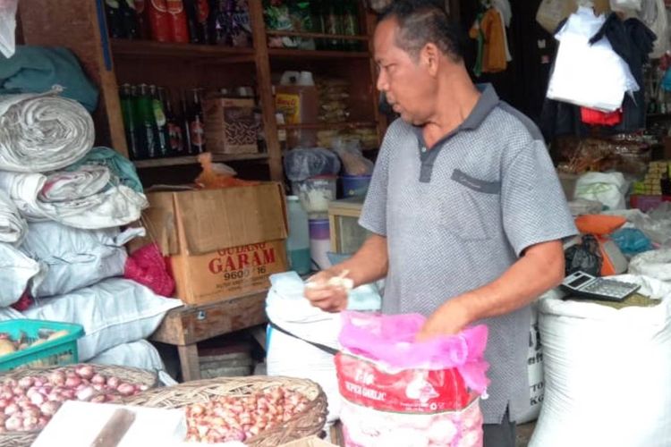 Pedagang sedang memilih bawang di Pasar Panton Labu, Kabupaten Aceh Utara, Aceh, Minggu (5/5/2019)