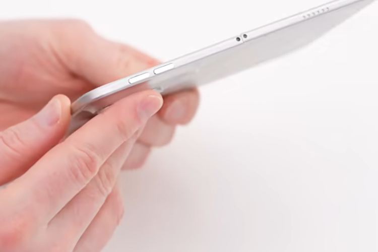 Tombol volume yang ada di bagian atas iPhone Ultra dummy.