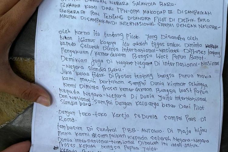 Surat yang dititipkan KKB kepada pilot Susi Air yang mendarat di Distrik Jila, Mimika, Papua Tengah, Kamis (16/3/2023)