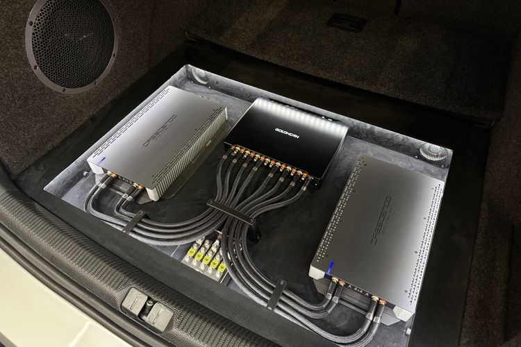 Tim Crescendo dan Harmonic Harmony bersama produk audio mobil buatan Indonesia yang meraih prestasi di EMMA Eurofinals 2025, Salzburg, Austria