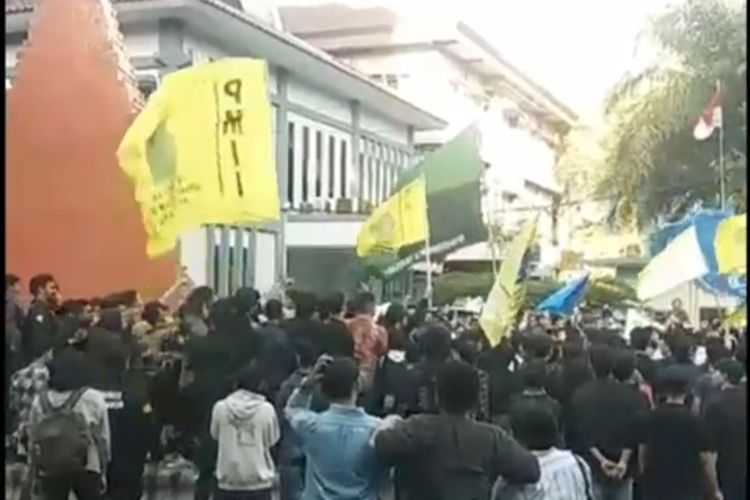 Aksi dugaan pengeroyokan dialami dua anggota Organisasi Mahasiswa Eksternal Kampus (ORMEK) di depan Gerbang Veteran, Universitas Brawijaya (UB), Jalan Veteran, Kota Malang, Jawa Timur.
