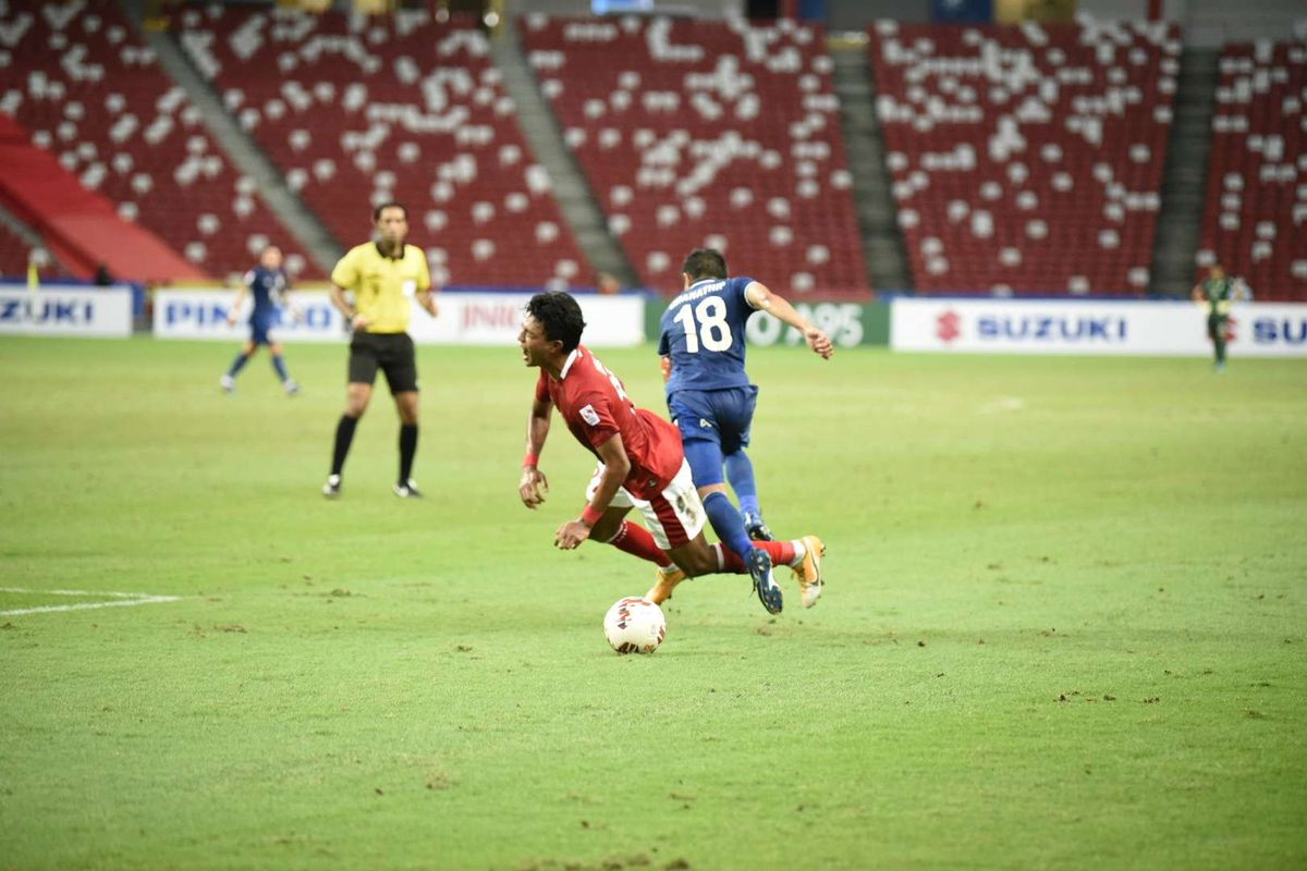 Pertandingan Timnas Indonesia vs Thailand pada leg pertama final Piala AFF 2020 di Stadion Nasional, Singapura, Rabu (29/12/2021) malam WIB. Timnas Thailand sudah unggul 1-0 pada babak pertama pertandingan final Piala AFF 2020. Timnas Indonesia takluk 0-4 dari Thailand pada laga leg pertama final Piala AFF 2020.
