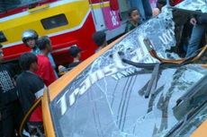 Taksi Hancur Tertabrak KRL di Cipinang, Sopir dan Penumpang Selamat