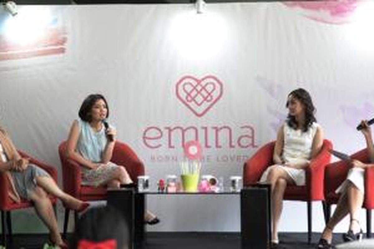Acara peluncuran Emina Cosmetics, hari Jumat (13/03/2015) di Hotel Atlet Century Park, Jakarta, menghadirkan Clarissa Angga Gunawan (Brand Manager Emina), Lizzie Parra (Penata rias sekaligus beauty blogger) , serta Nasya Marcella sebagai brand ambassador Emina.  