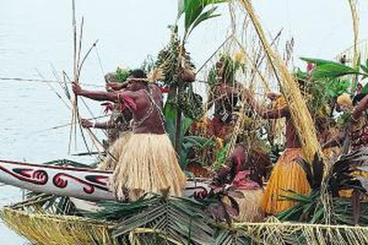 Pemerintah Kabupaten Jayapura bersama Pemerintah Provinsi Papua serta Kementerian Pariwisata dan Ekonomi Kreatif setiap tahun menggelar Festival Danau Sentani. Pembukaan Festival Danau Sentani 2014, yang diwarnai dengan sajian tarian kolosal yang menggambarkan keberagaman suku di Papua, menarik perhatian pengunjung. Jumlah wisatawan ke Papua pun setiap tahun meningkat. 