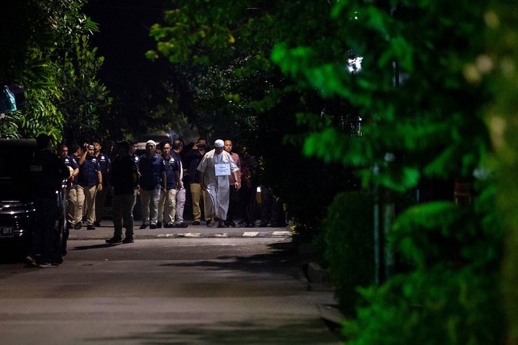 Petugas melakukan adegan rekonstruksi kasus penyiraman air keras terhadap penyidik KPK Novel Baswedan di Jalan Deposito, Kelapa Gading, Jakarta, Jumat (7/2/2020). Rekonstruksi yang berjalan tertutup tersebut menghadirkan dua tersangka yang diduga sebagai pelaku penyiraman air keras. ANTARA FOTO/Dhemas Reviyanto/wpa.