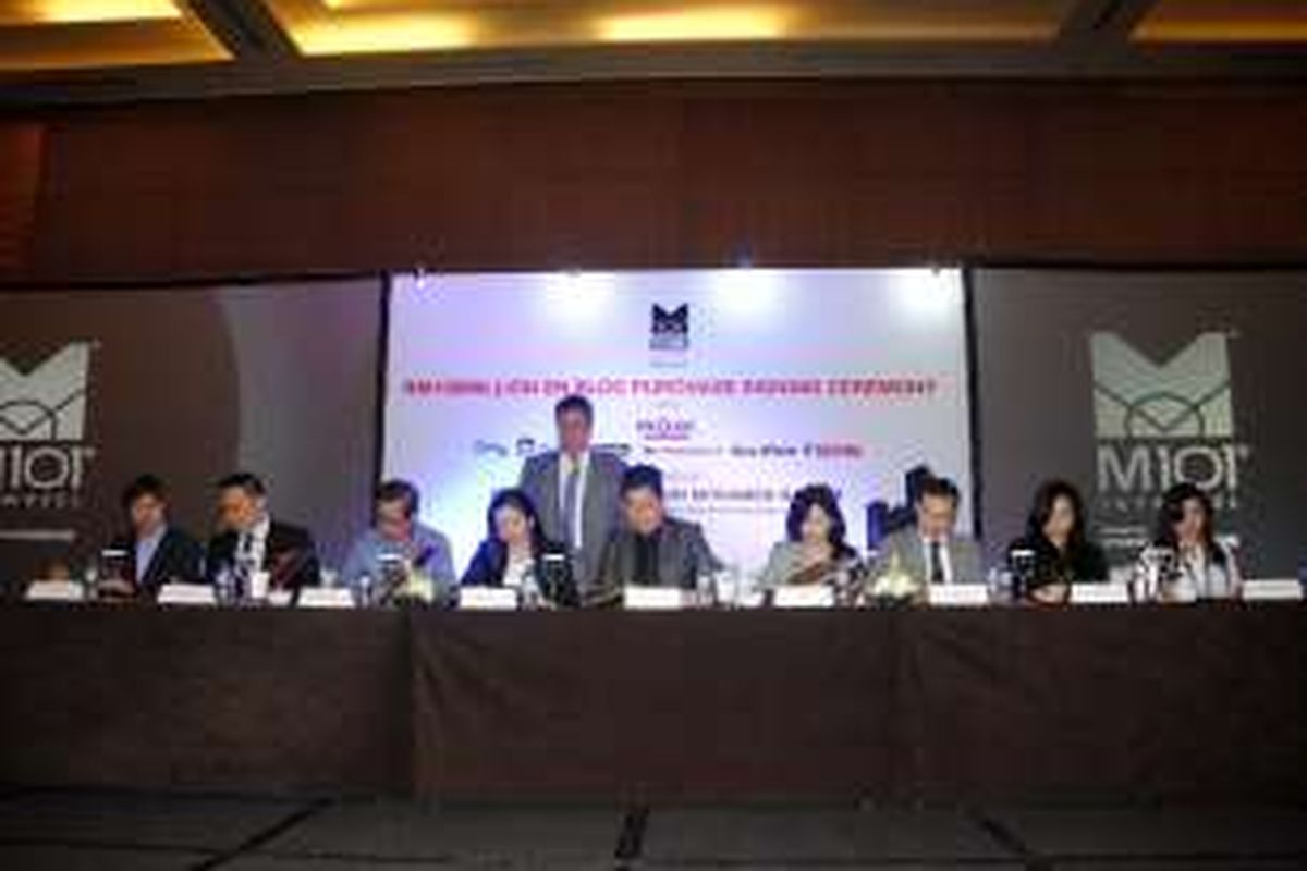 Direktur Eksekutif M101 Holdings, Dato’Seth Yap, dan Chief Operating Officer (COO) Projek, Rosehida Rachmat Dewi (tengah) bersama pimpinan agen properti melakukan penandatanganan nota kerjasama di Hotel Pullman, Jakarta, Senin (9/1/2017). 