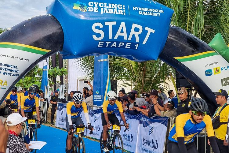 Cycling de Jabar 2023 dimulai di titik start di Ciletuh Geopark Desa Ciwaru, Kecamatan Ciemas, Kabupaten Sukabumi Sabtu (8/7/2023). 