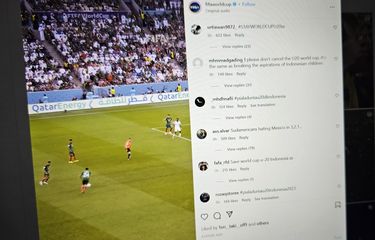 warganet Indonesia membajiri kolom komentar akun Instagram @fifaworldcup, usai FIFA resmi mencabut status Indonesia sebagai tuan rumah Piala Dunia U20 2023.