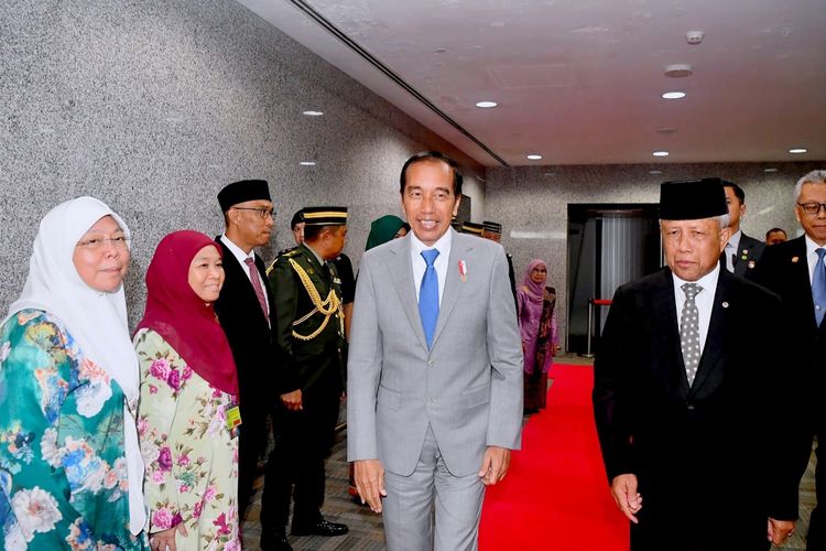 Presiden Joko Widodo saat tiba di Bandar Seri Begawan, Brunei Darussalam, Sabtu (13/1/2024).