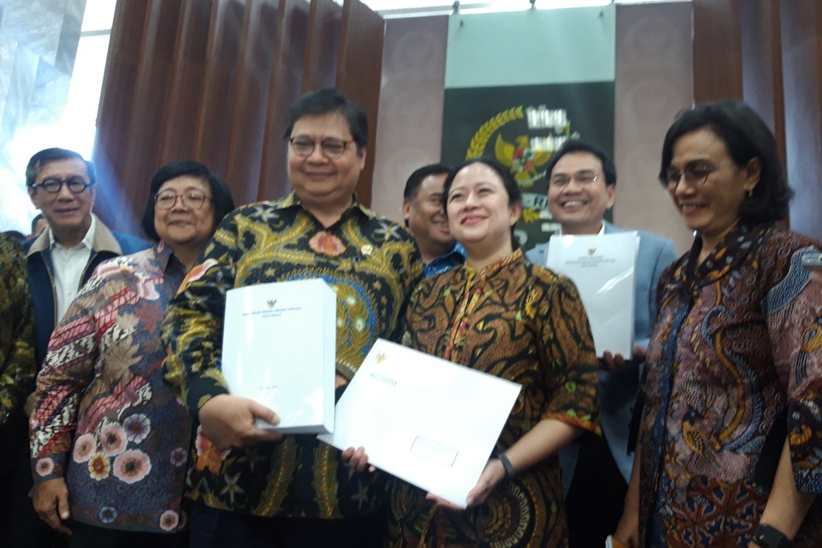 Penyerahan Draft RUU Omnibus Law Cipta Kerja oleh pemerintah ke DPR RI di Jakarta, Rabu (12/2/2020).