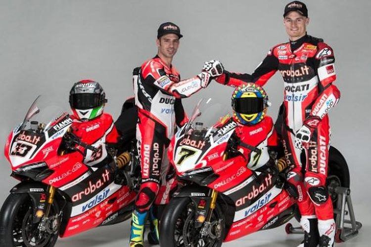 Aruba.it Racing - Ducati meluncurkan motor Ducati Panigale R yang akan dipakai pada World Superbike 2017. Peluncuran juga menampilkan kedua pebalap mereka, Marco Melandri (kiri) dan Chaz Davies.