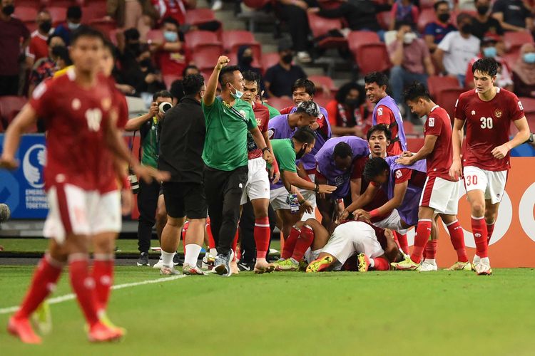 Reaksi pemain Indonesia sesaat setelah pemain Singapura Shawal Anuar melakukan gol bunuh diri pada pertandingan leg kedua semifinal Piala AFF 2020 antara Singapura vs Indonesia di National Stadium, Singapura, Sabtu (25/12/2021). Timnas Indonesia dipastikan melaju ke final Piala AFF 2020 setelah menumbangkan Singapura 4-2 pada laga semifinal kedua.