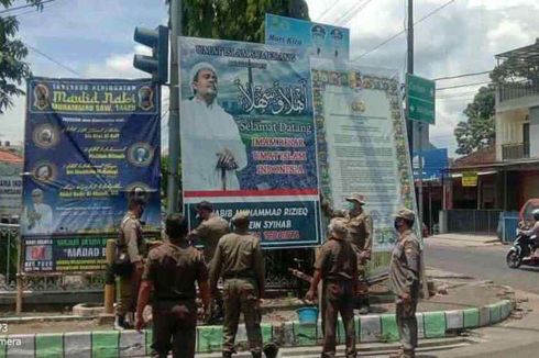 Satpol PP Copot Baliho Rizieq Shihab yang Tak Berizin di Sumedang