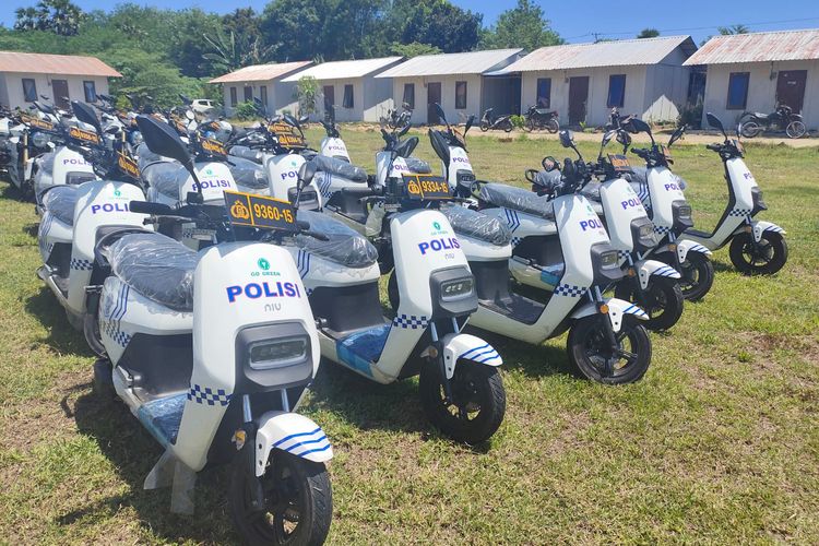 Kendaraan listrik berbasis baterai saat tiba di Labuan Bajo, Manggarai Barat, NTT, untuk digunakan dalam pengamanan KTT ASEAN