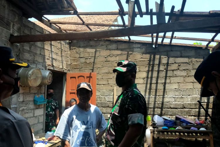 Personel TNI dan Polri bergotong royong memperbaiki atap rumah warga Desa Sumberasri, Kecamatan Nglegok, Kabupaten Blitar yang rusak diterpa angin puting beliung pada Senin malam, Selasa (29/3/2022)