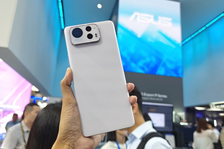 Asus Zenfone 12 Ultra yang dipajang di booth Asus dalam pameran Computex 2025