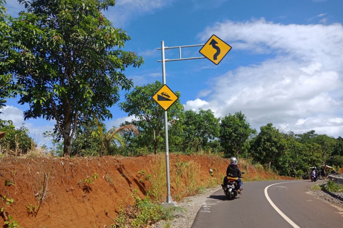 Perjalanan menuju Geopark Ciletuh, yang penuh kelokan, turunan, dan tanjakan curam, Sabtu (23/6/2018).