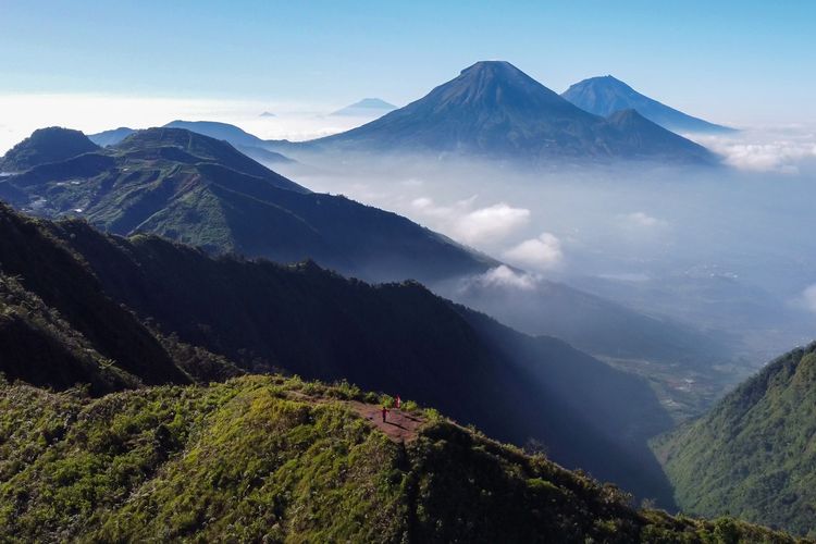 Panorama di Puncak Gunung Bismo, Wonosobo.